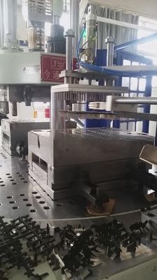 55T κατακόρυφη πλαστική μηχανή εμβολιασμού 40mm διαμέτρου βίδας για 1.8T δύναμη εκτοξευτή