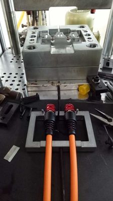 45T πλαστική κάθετη μηχανή εμβολιασμού 110 Cm3 Θεωρητικό όγκο πυροβολισμού για προστατευτικό PVC